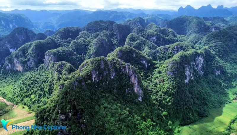 Dãy núi đá vôi ẩn chứa vô số hang động bí ẩn.