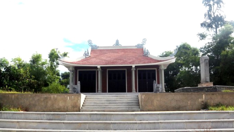 Viếng mộ Võ Xuân Cẩn, Lệ Thủy.