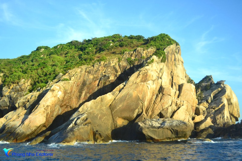 Tránh những mỏm đá trơn.