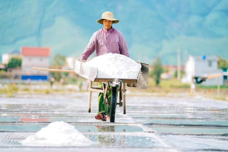 Người dân chất muối lên xe đẩy.