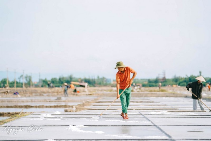 Vẻ đẹp lao động muối Quảng Phú