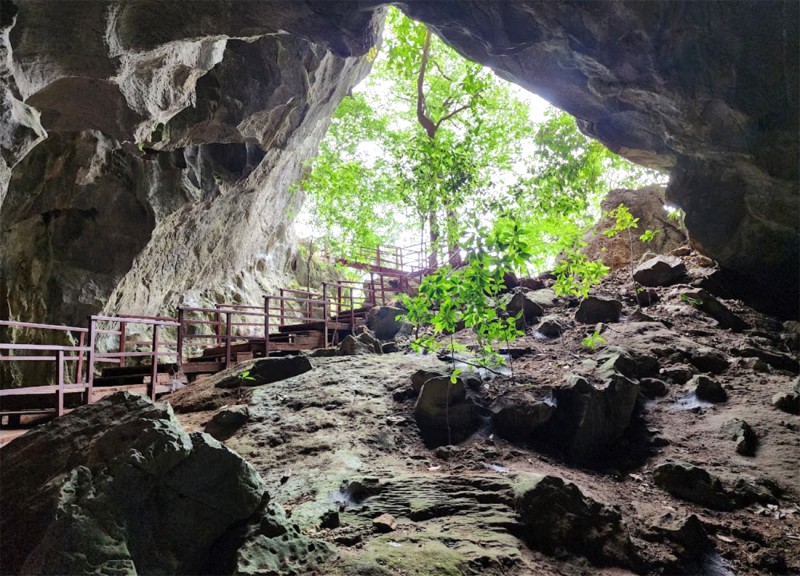 Nhìn ra từ hang Sơn Bồi.