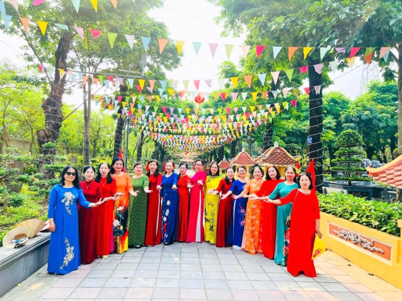 Du khách tấp nập đầu xuân.