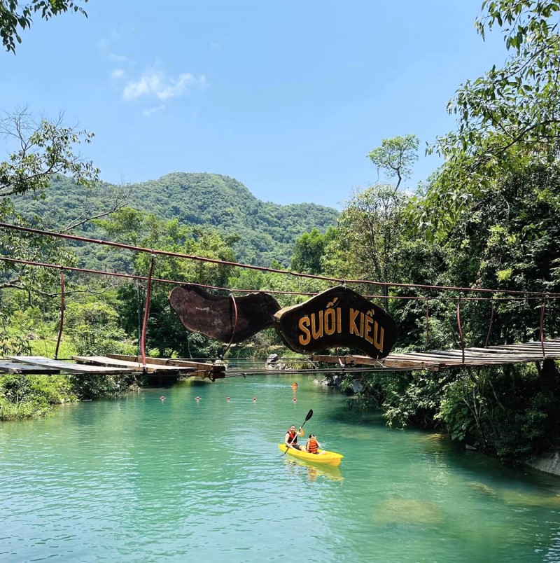 Dòng suối màu xanh ngọc bích