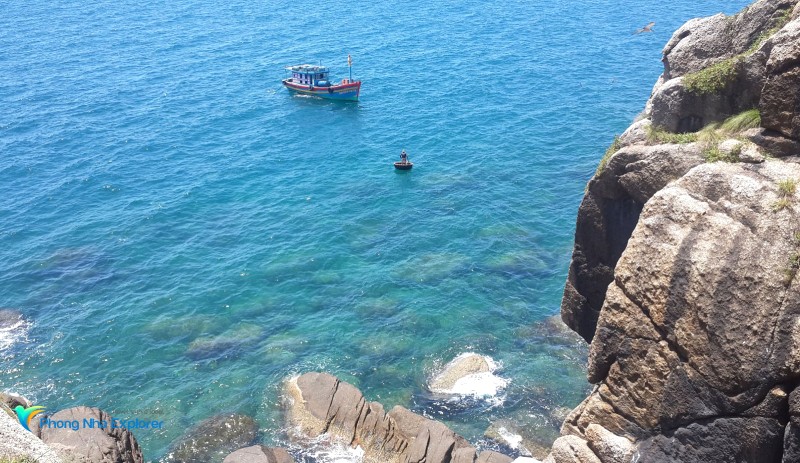 Đảo Chim nhiều đá, san hô rực rỡ.
