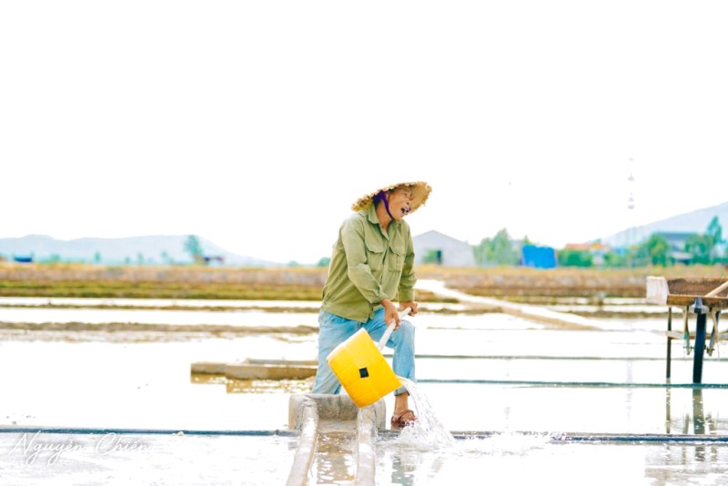Lọc nước mặn tưới sân phơi.