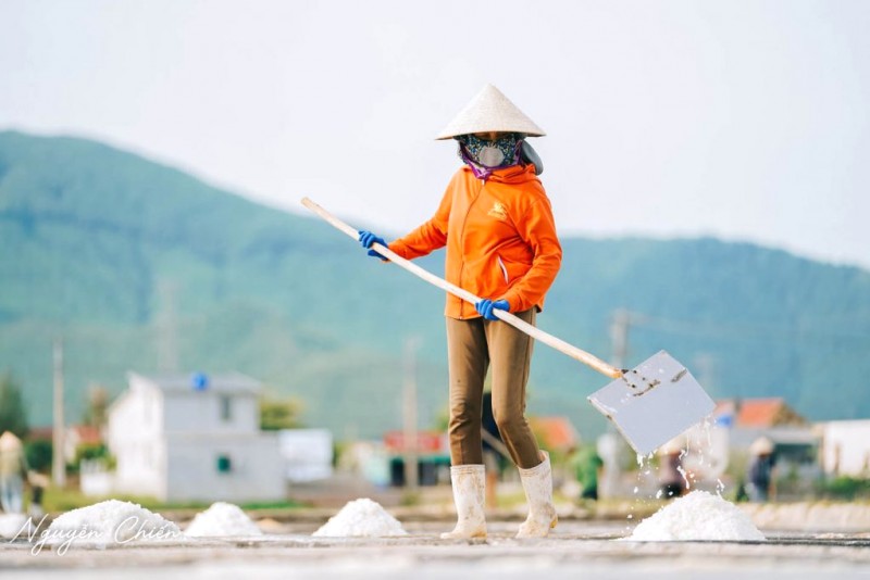 Chiều muộn, người dân ra đồng muối thu hoạch.