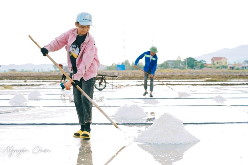 Trẻ em góp sức làm muối hè nắng.