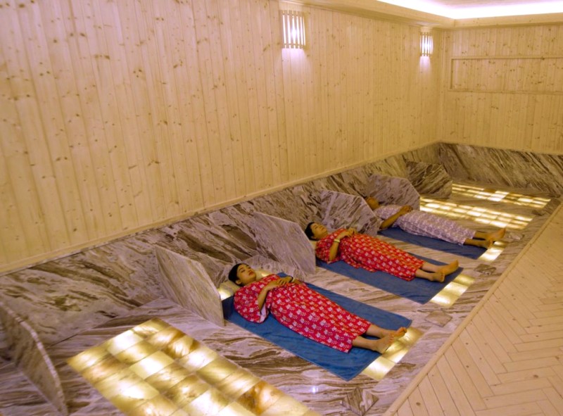 Thư giãn với đá muối himalaya