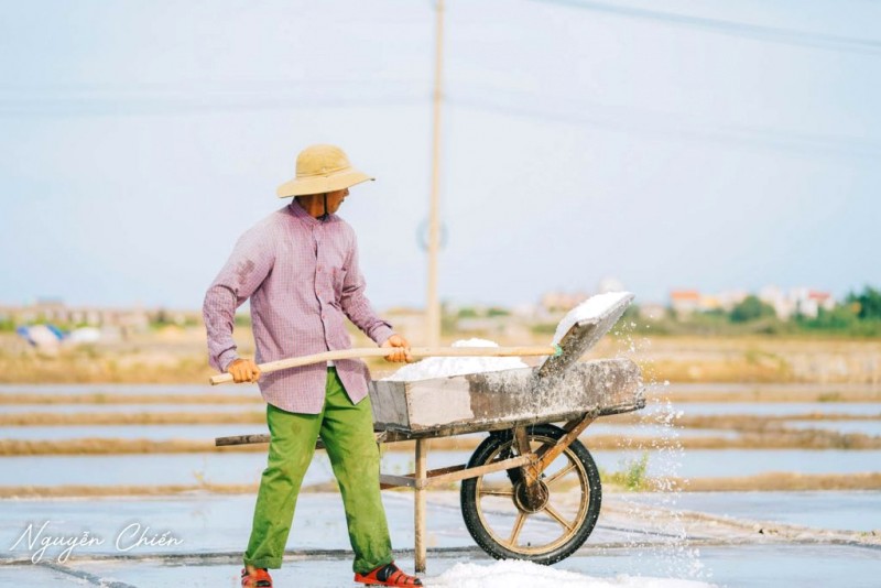 Người dân chất muối lên xe đẩy.