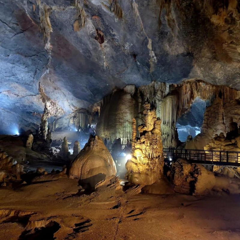 Động Thiên Đường: Kỳ quan thiên nhiên.