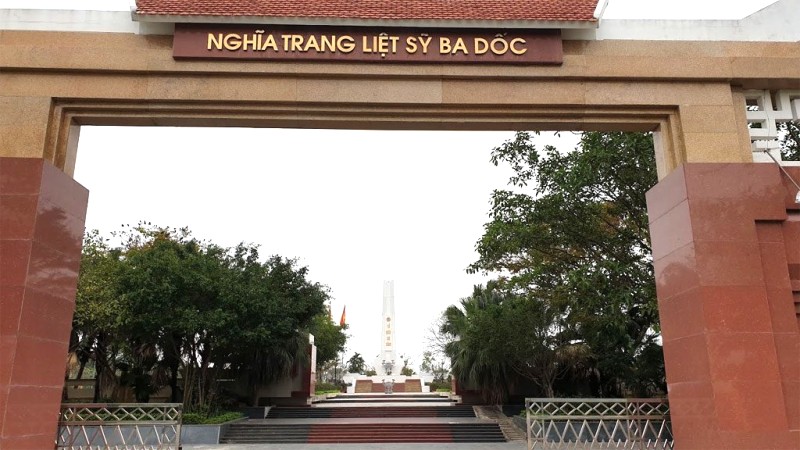 Cổng vào Nghĩa trang Liệt sĩ Ba Dốc