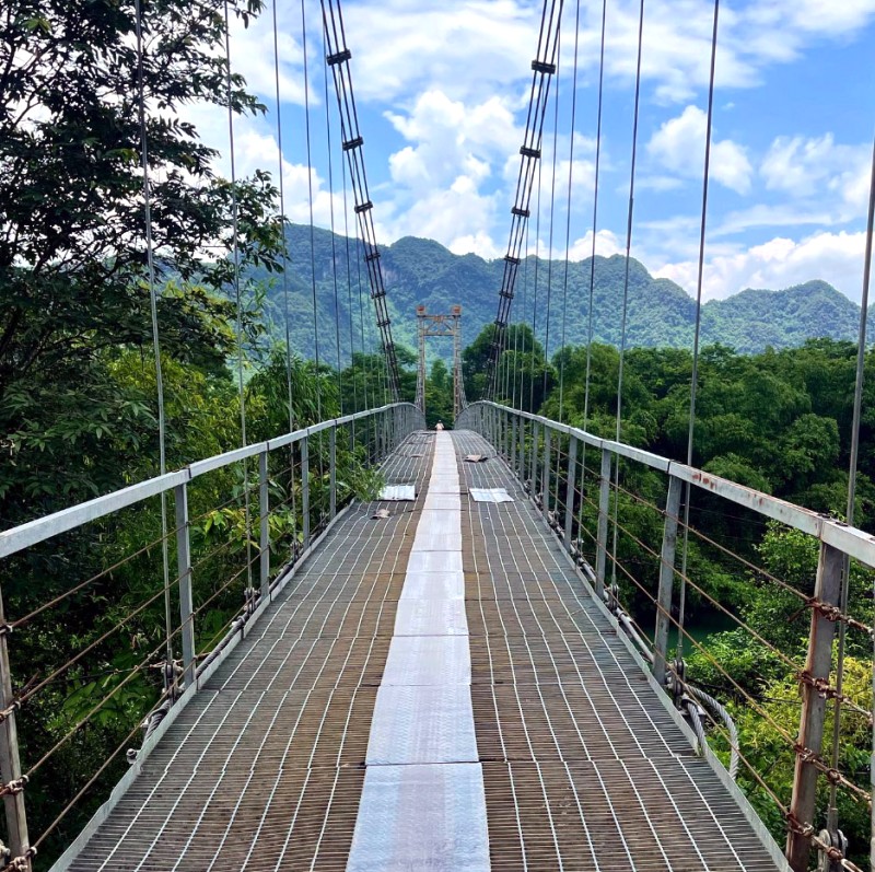 Cầu treo duyên dáng bắc ngang sông.