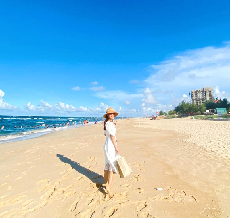 Bãi cát thoai thoải trải dài