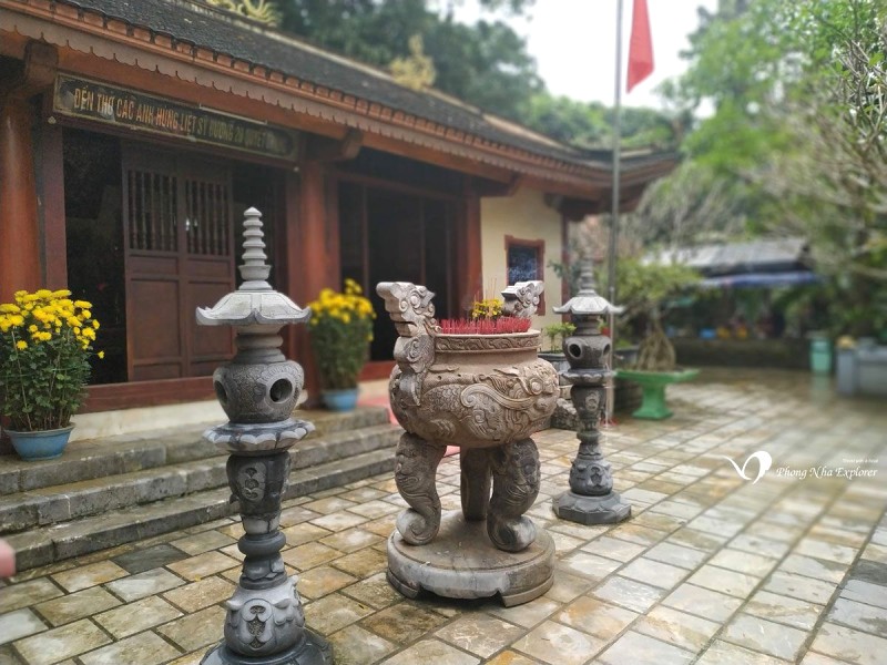Hang Tám Cô: Bi tráng tuổi 20.