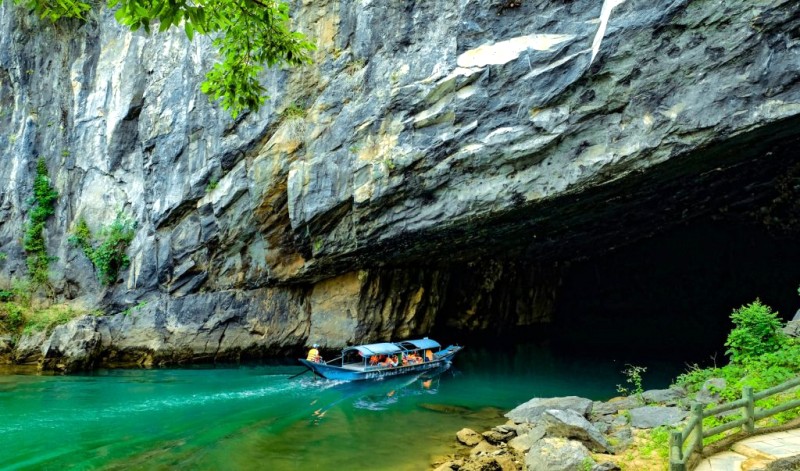 Khám phá Động Phong Nha, du ngoạn sông Son.