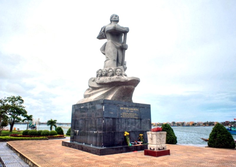 Tượng đài Mẹ Suốt bên sông Nhật Lệ.