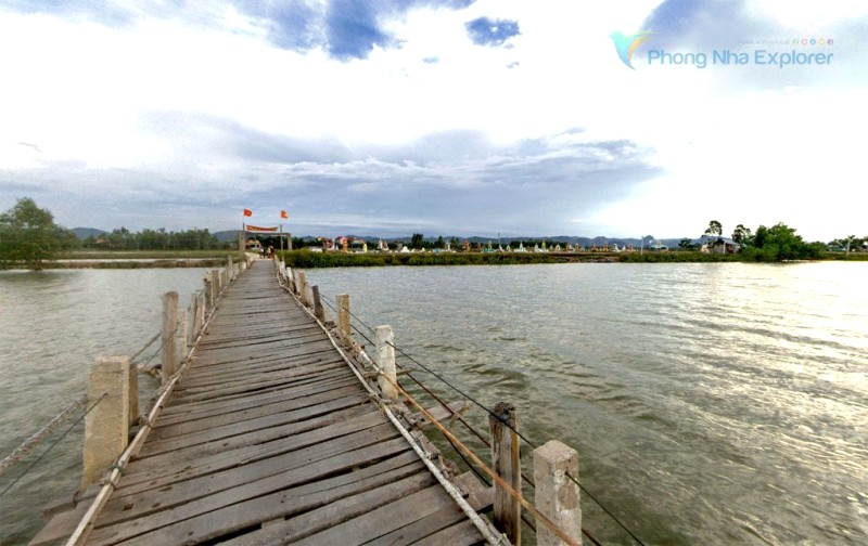 Cầu phao vào Làng Cồn Ngựa