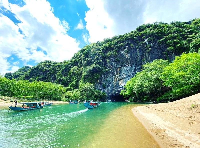 Tham quan Động Phong Nha