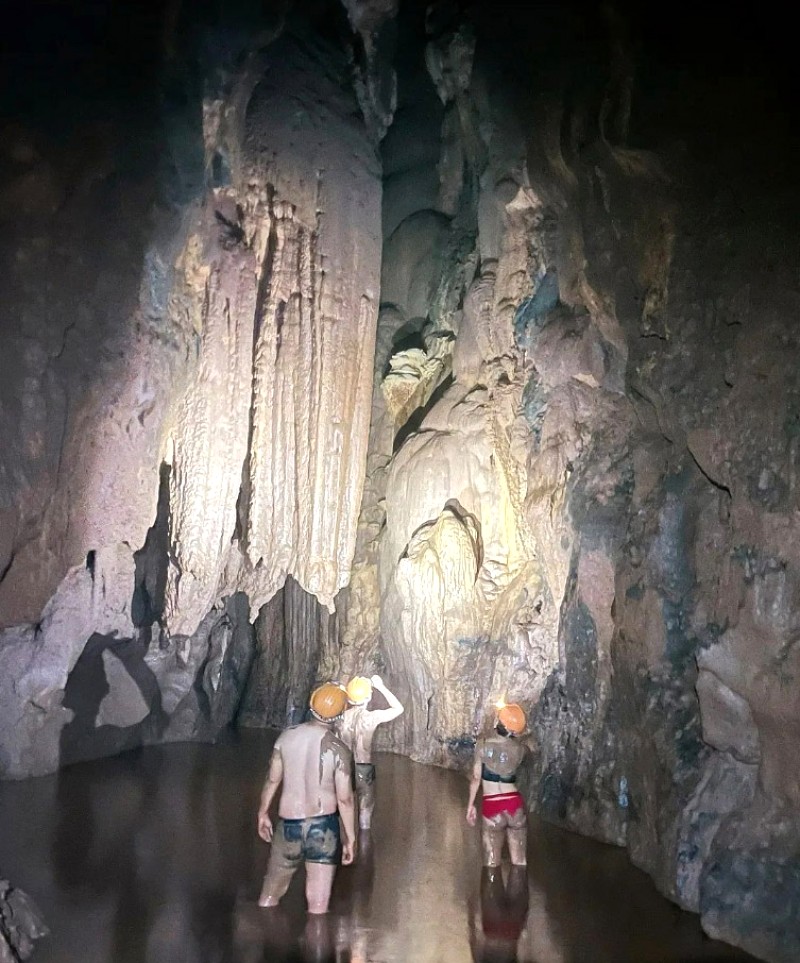 Khám phá hang động như nhà thám hiểm.