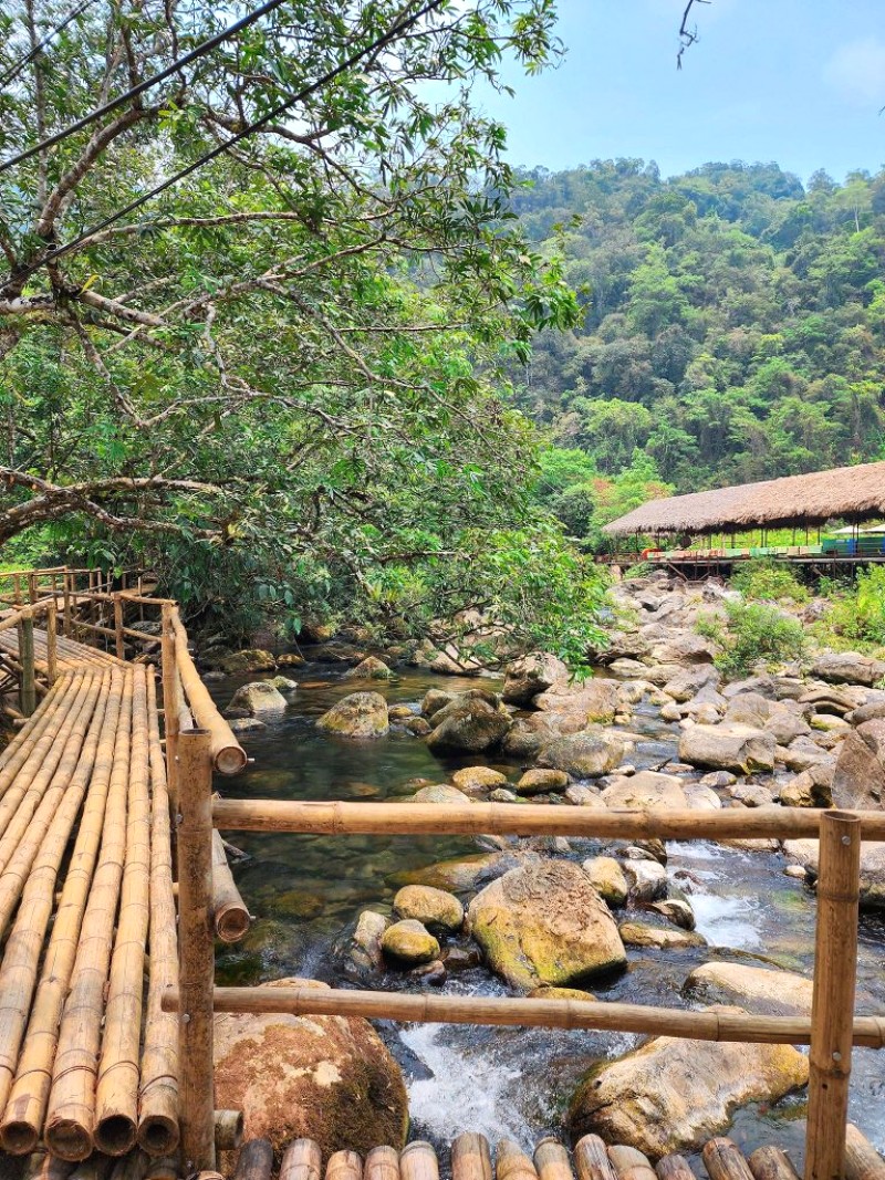 Suối Nước Moọc thơ mộng