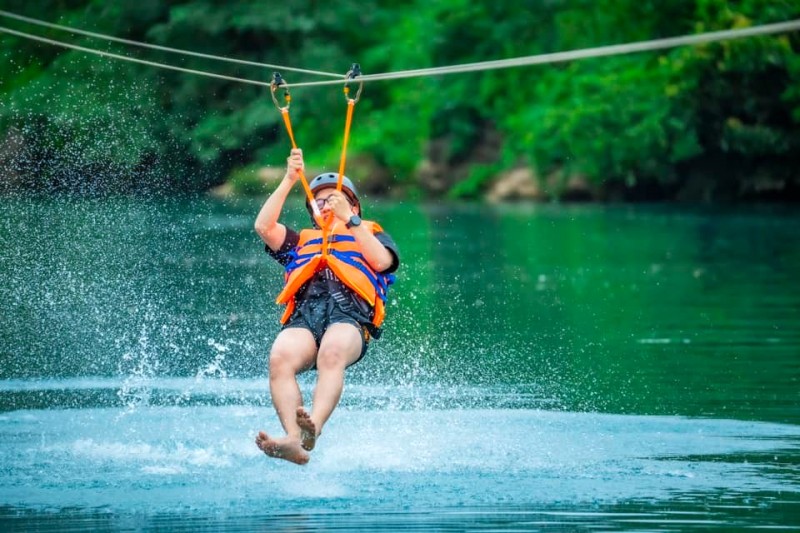 Đu dây Zipline 600m đáp nước