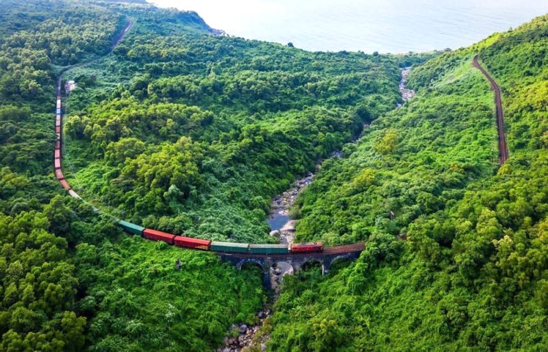 Vịnh Lăng Cô Huế: Kỳ quan thiên nhiên.