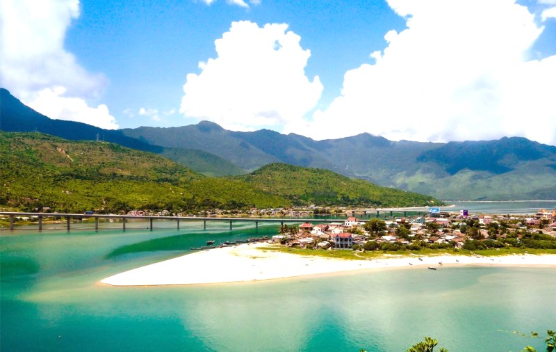 Vịnh Lăng Cô Huế: Kỳ quan thiên nhiên.