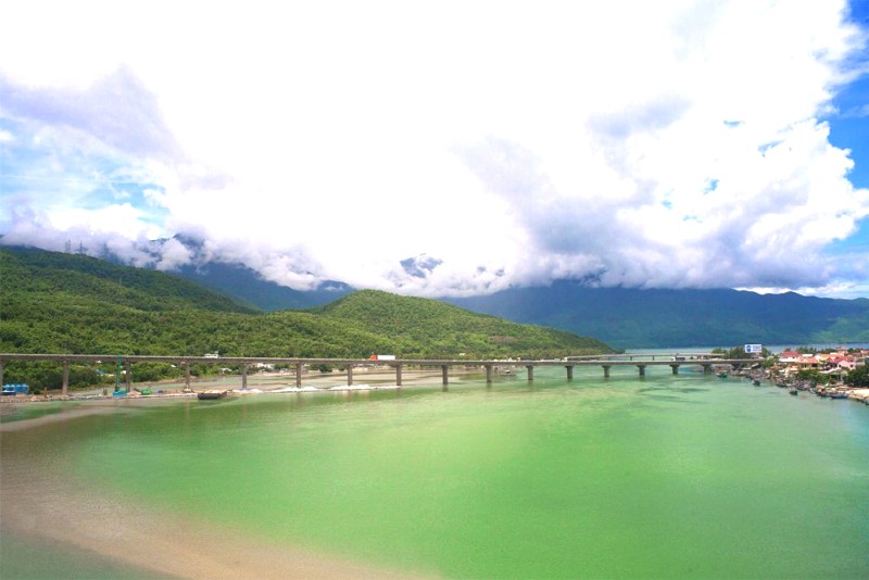 Vịnh Lăng Cô:  Hòn ngọc biển Huế.