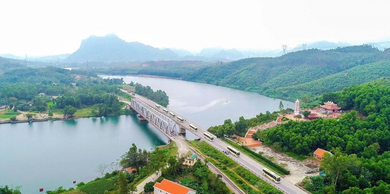Tượng đài Trường Sơn Bến phà Long Đại, Quảng Bình.