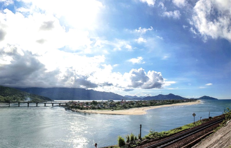 Vịnh Lăng Cô Huế: Kỳ quan thiên nhiên.