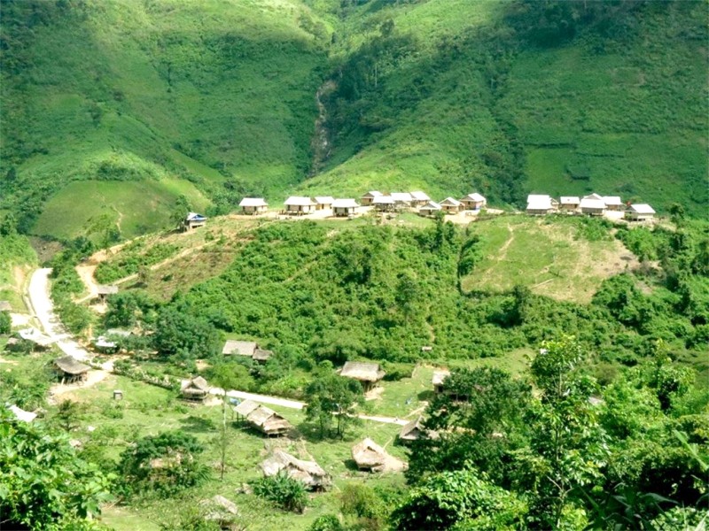 Bản làng bên núi hùng vĩ