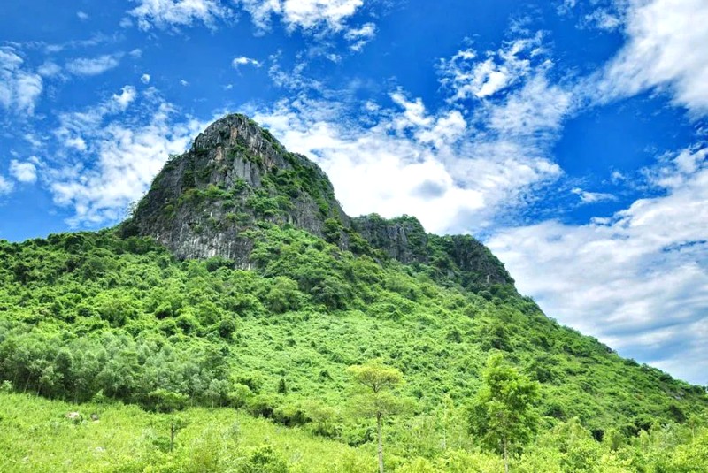 Núi Thần Đinh: Linh thiêng, Quảng Bình.