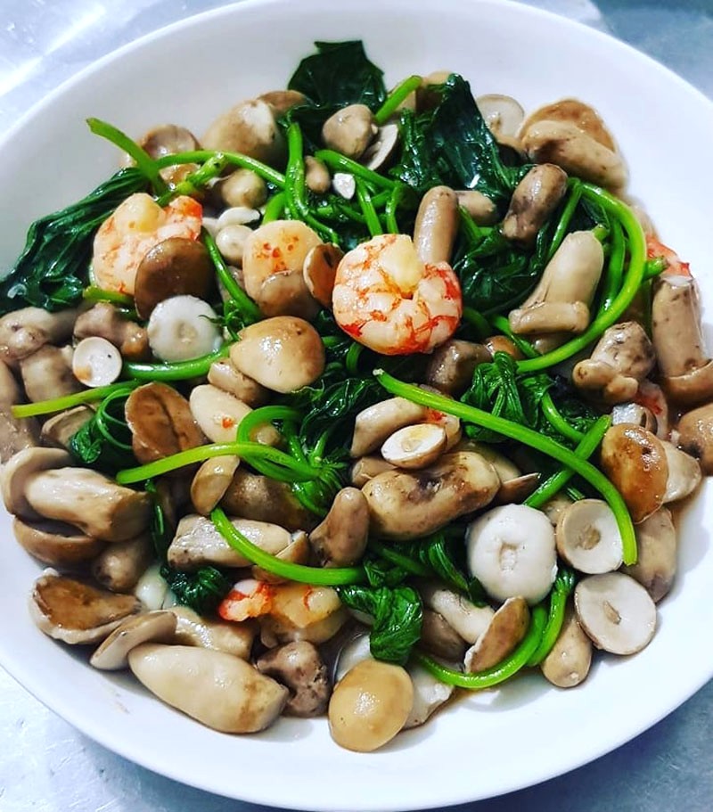 Nấm trào xào rau lang - đặc sản Quảng Bình