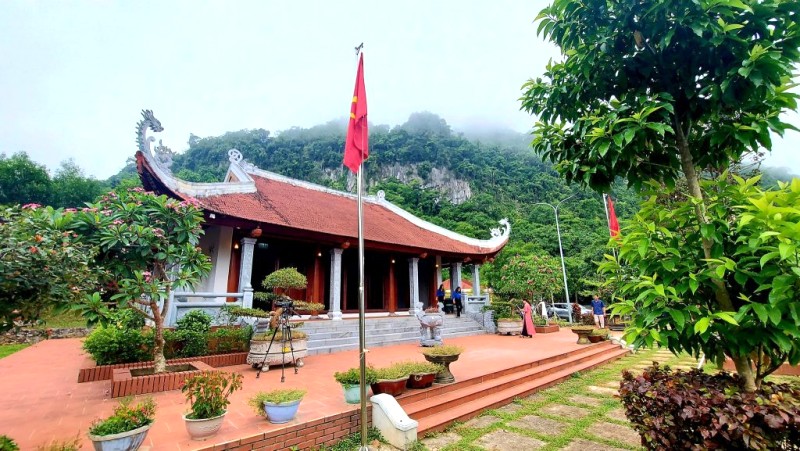 Khu di tích Lèn Hà: Nhà dâng hương