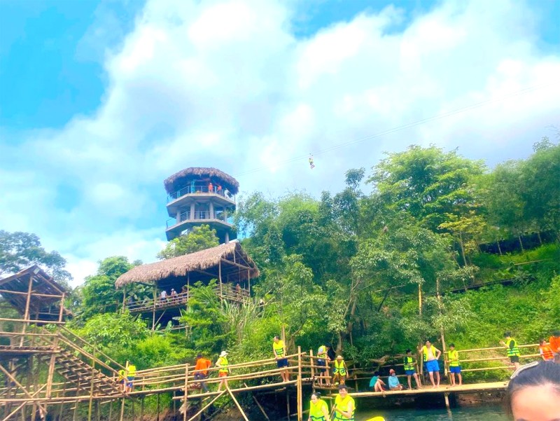 Zipline nước Thung lũng Hava 600m.