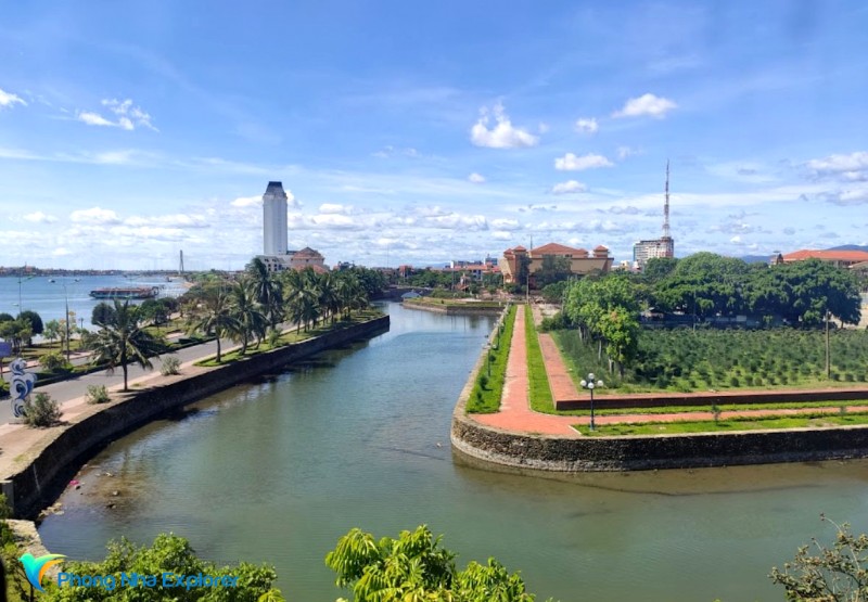 Phế tích tường hào.