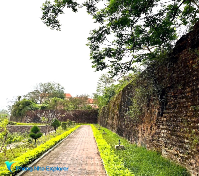 Du khách dễ đi nhờ đường gạch.