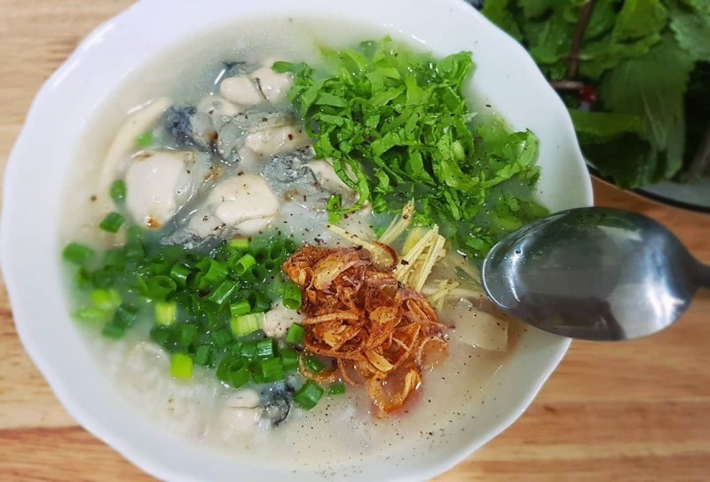 Cháo hàu Quảng Bình: Bổ dưỡng, ngon miệng.