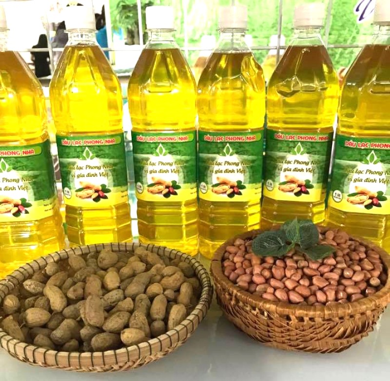 Dầu Lạc Phong Nha: Nguyên chất, tốt cho sức khỏe.