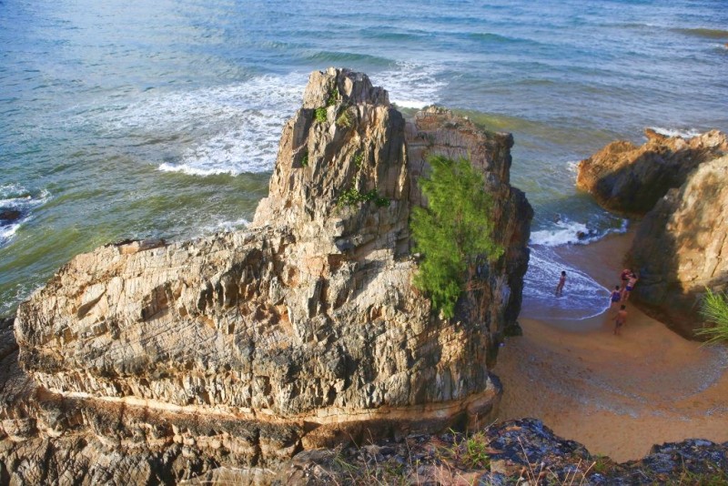 Bãi biển Đá Nhảy: Kỳ quan thiên nhiên Quảng Bình.