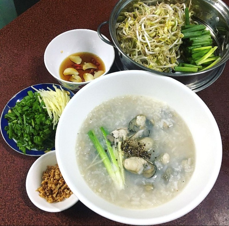 Cháo hàu Quảng Bình, đầy đủ rau.