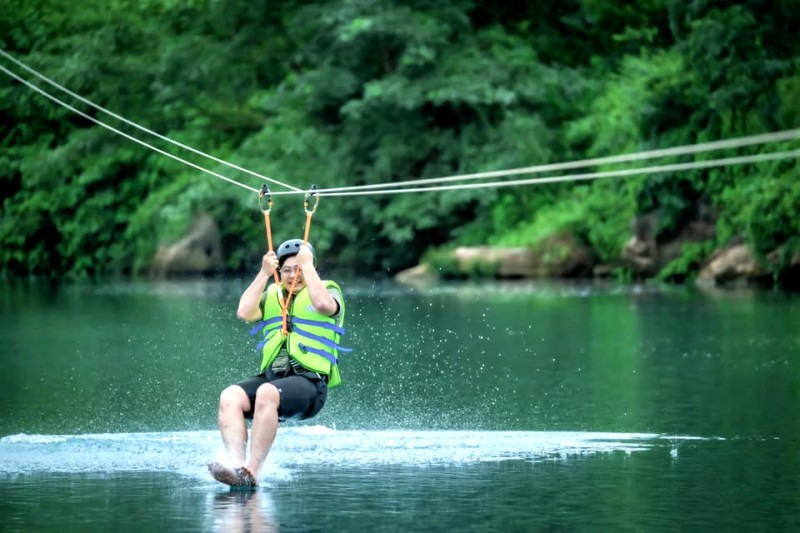 Phiêu lưu zipline 600m, hạ cánh xuống nước!