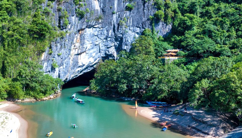 Khám phá Phong Nha bằng thuyền.