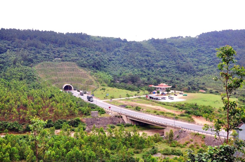 Cửa Hầm Đèo Ngang bên Quảng Bình