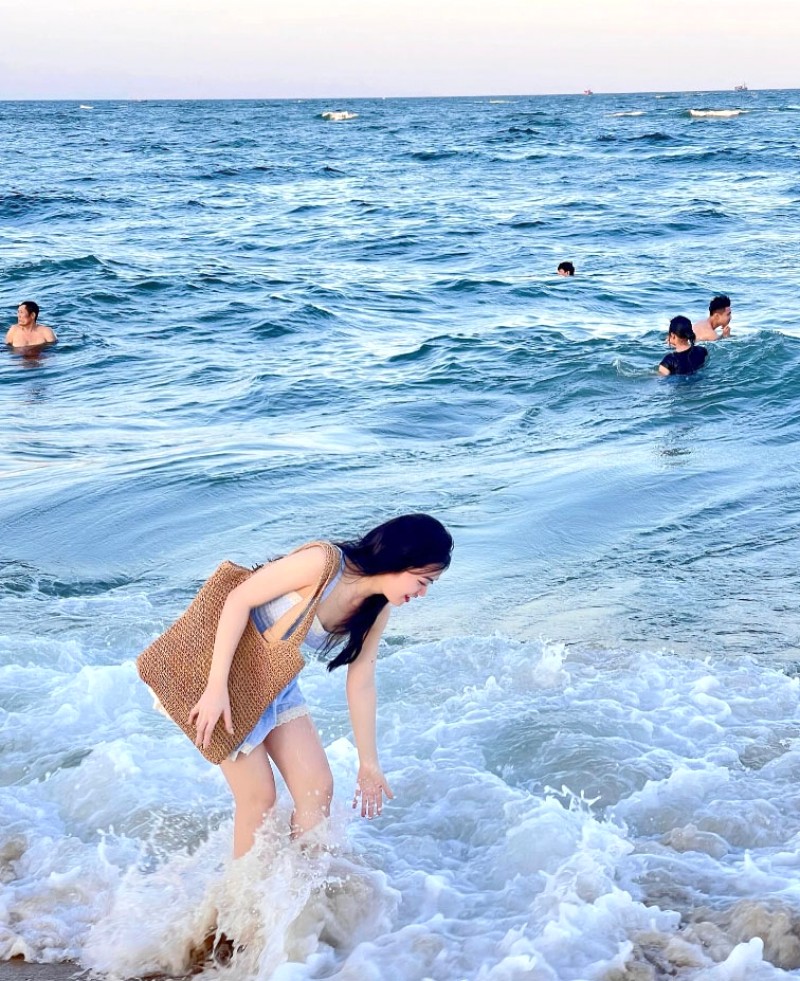 Biển Nhật Lệ có làn nước trong xanh