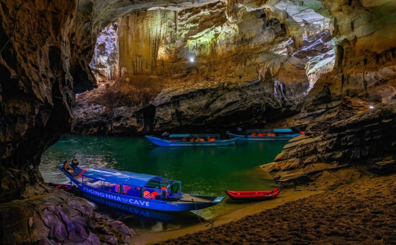 Đi thuyền tham quan Động Phong Nha