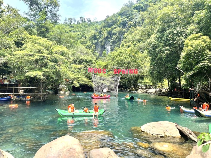Chèo thuyền kayak trên Suối Nước Moọc.