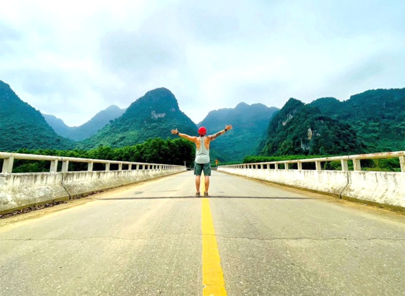 Phong Nha đẹp nhất, đường Hồ Chí Minh đông đúc.