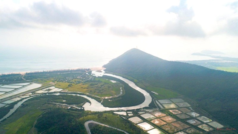 Núi Trường Sơn nhô biển.